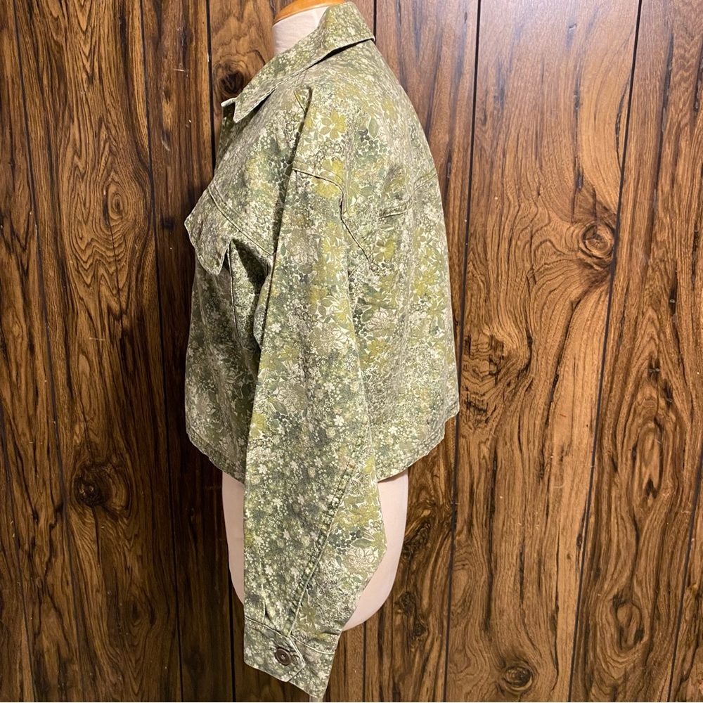 Wild Fable Green Floral Cropped Canvas Surplus Shacket - Picture 4 of 7